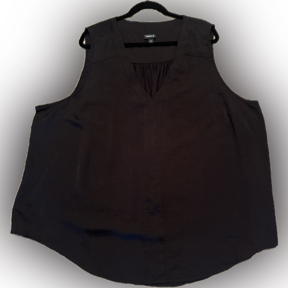 Torrid Sz 4 (4X) Black Sleeveless Tank Top w/ middle front seam, rounded hem